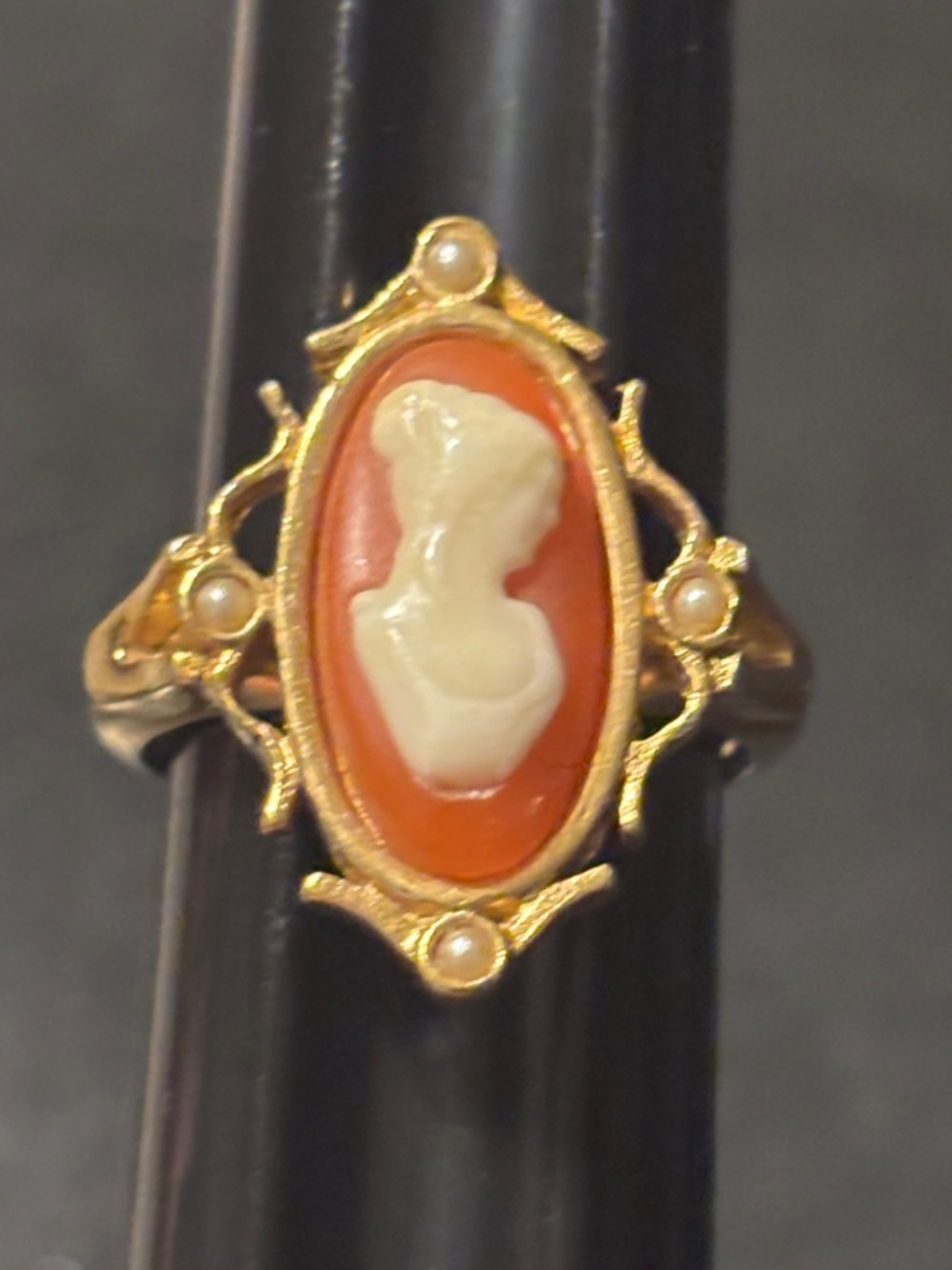 Avon Gold-Tone‎ Cameo Ring In Coral and White Size 5.5